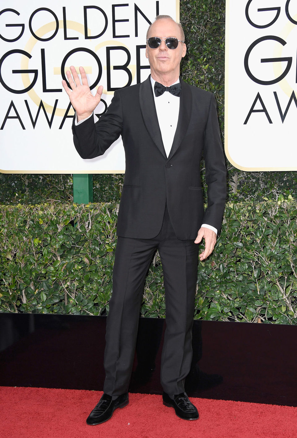 Michael Keaton posa en la alfombra roja de los Globos de Oro 2017