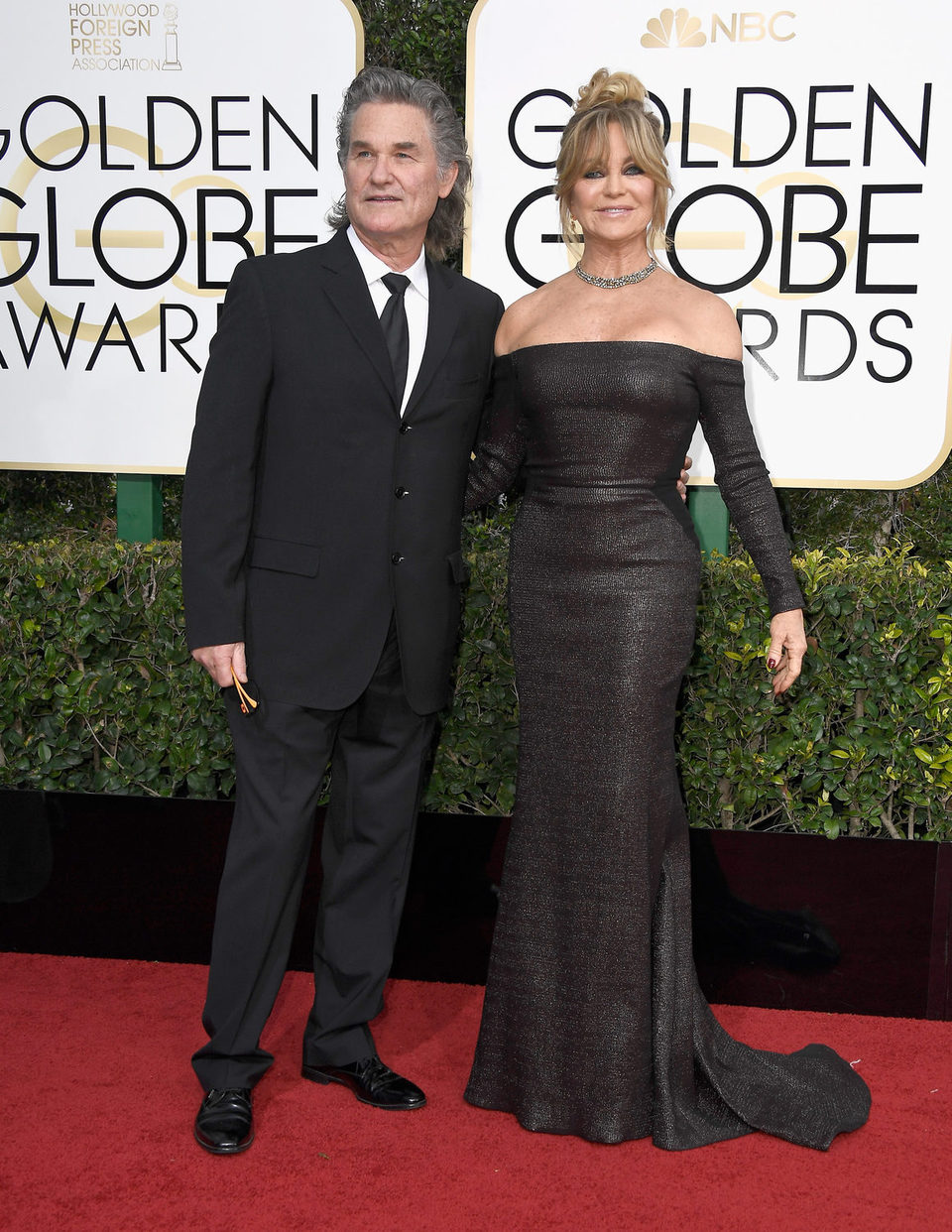 Kurt Russell y Goldie Hawn posan en la alfombra roja de los Globos de Oro 2017