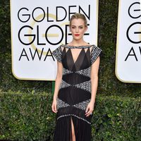 Riley Keough en la alfombra roja de los Globos de Oro 2017