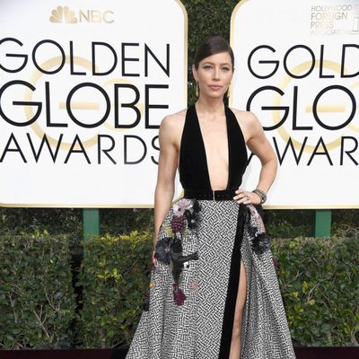 Jessica Biel en la alfombra roja de los Globos de Oro 2017