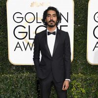 Dev Patel posa en la alfombra roja de los Globos de Oro 2017