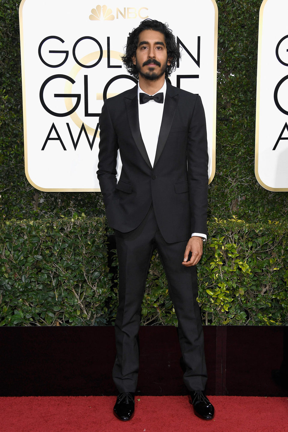 Dev Patel posa en la alfombra roja de los Globos de Oro 2017