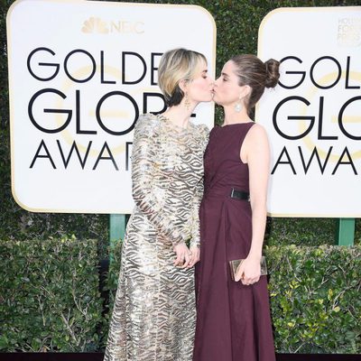 Sarah Paulson y Amanda Peet en la alfombra roja de los Globos de Oro 2017