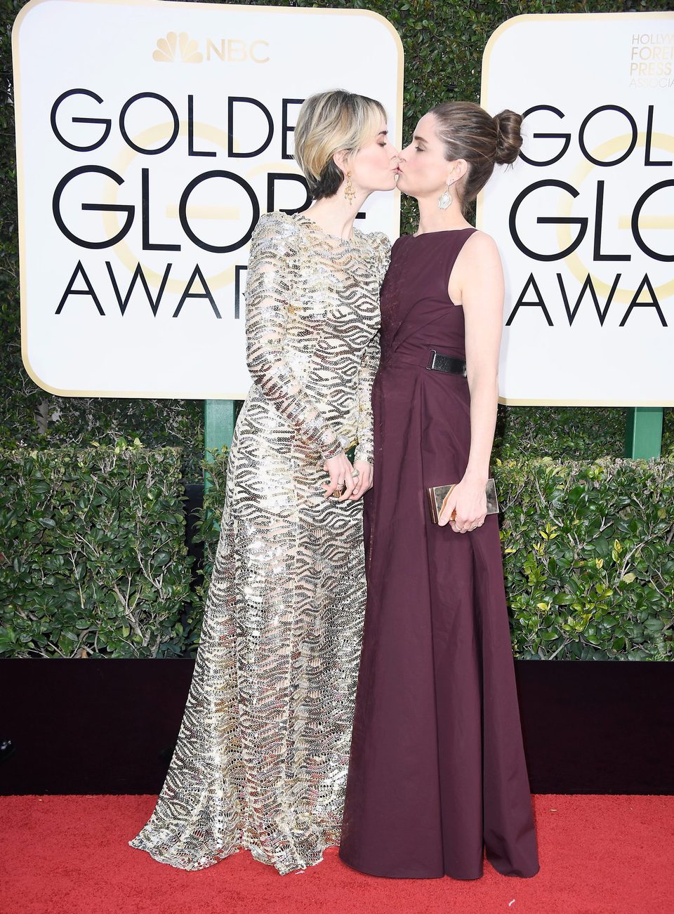 Sarah Paulson y Amanda Peet en la alfombra roja de los Globos de Oro 2017