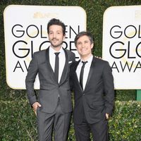 Diego Luna y Gael García Bernal posan en la alfombra roja de los Globos de Oro 2017