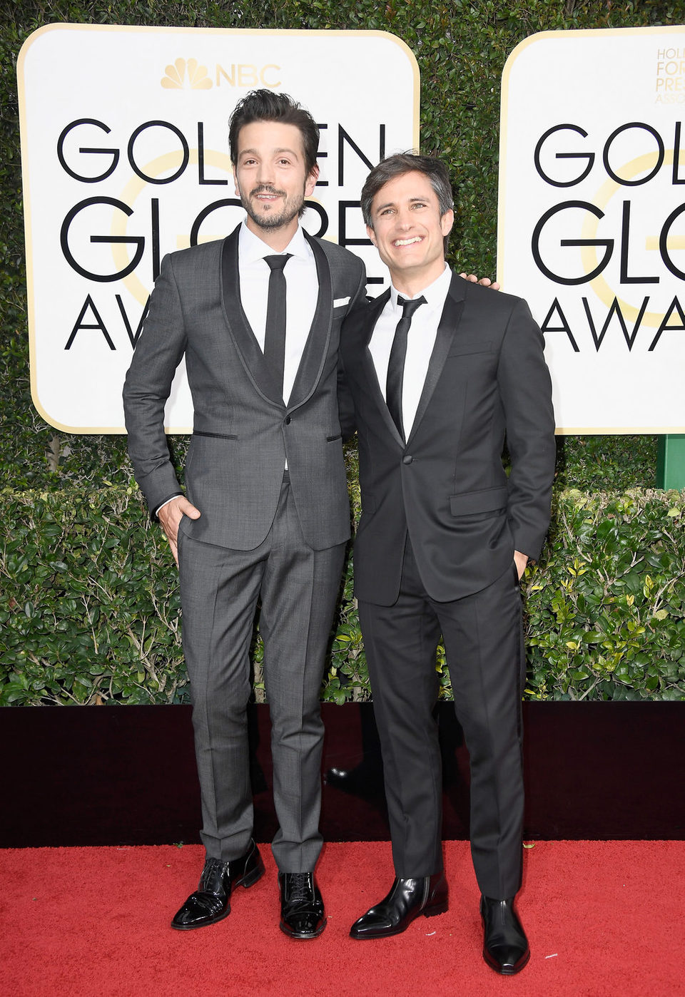 Diego Luna y Gael García Bernal posan en la alfombra roja de los Globos de Oro 2017