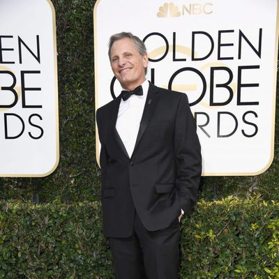 Viggo Mortensen posa en la alfombra roja de los Globos de Oro 2017