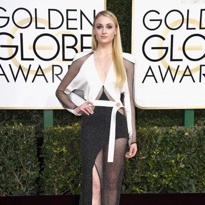 Sophie Turner en la alfombra roja de los Globos de Oro 2017