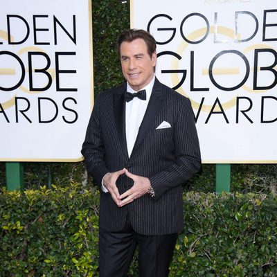 John Travolta posa en la alfombra roja de los Globos de Oro 2017