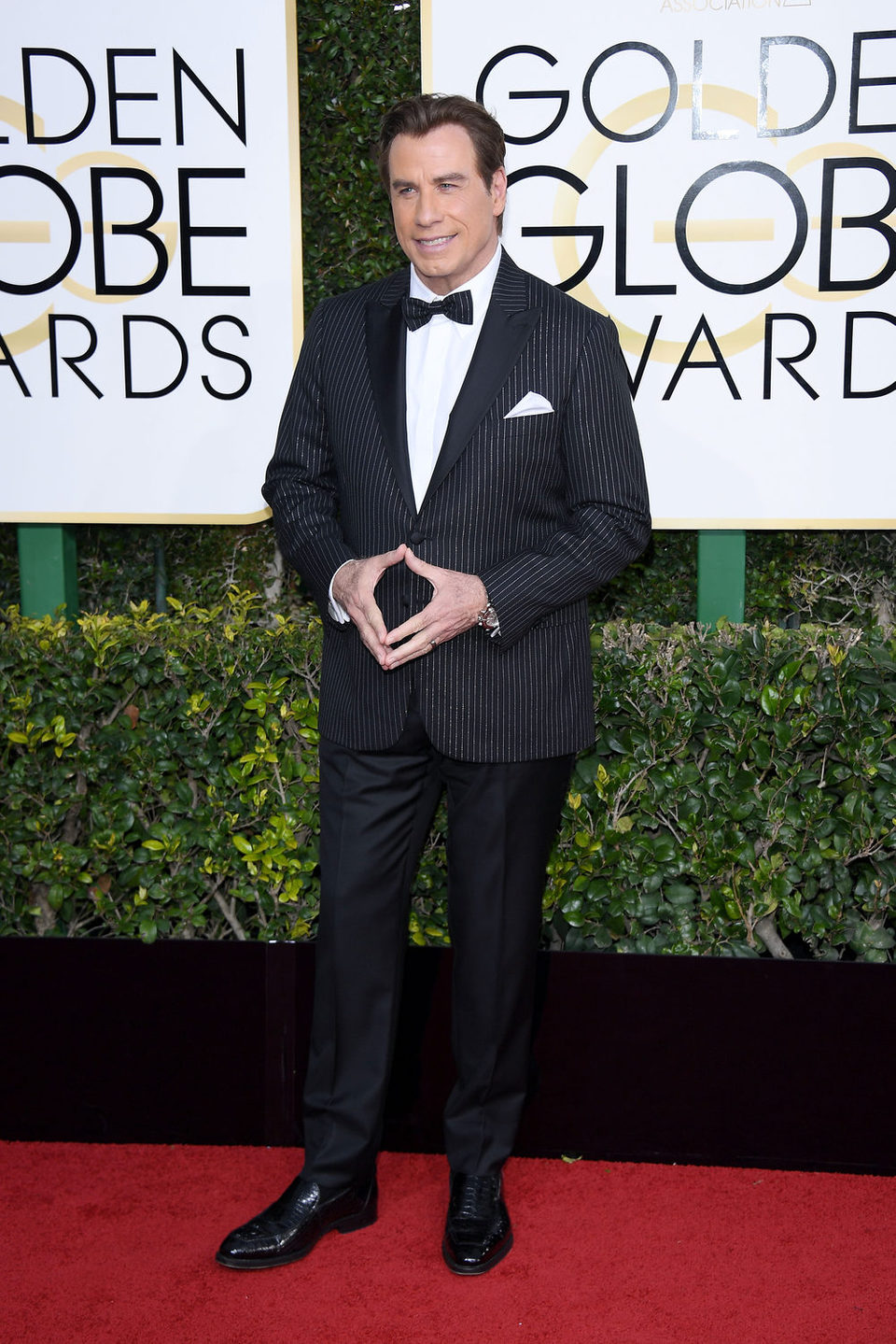 John Travolta posa en la alfombra roja de los Globos de Oro 2017