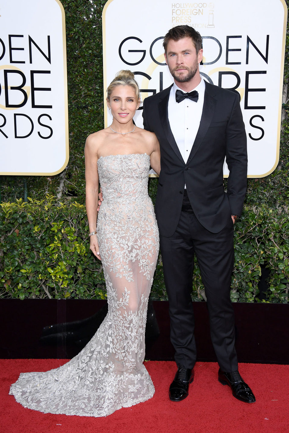 Chris Hemsworth y Elsa Pataky posan en la alfombra roja de los Globos de Oro 2017