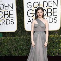 Anna Kendrick en la alfombra roja de los Globos de Oro 2017