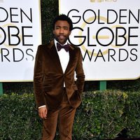 Donald Glover en la alfombra roja de los Globos de Oro 2017