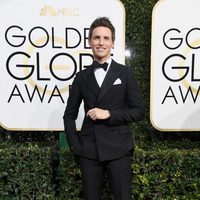 Eddie Redmayne en la alfombra roja de los Globos de Oro 2017