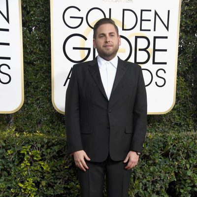 Jonah Hill en la alfombra roja de los Globos de Oro 2017