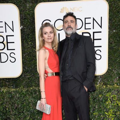 Jeffrey Dean Morgan junto a Hilarie Burton en la alfombra roja de los Globos de Oro 2017