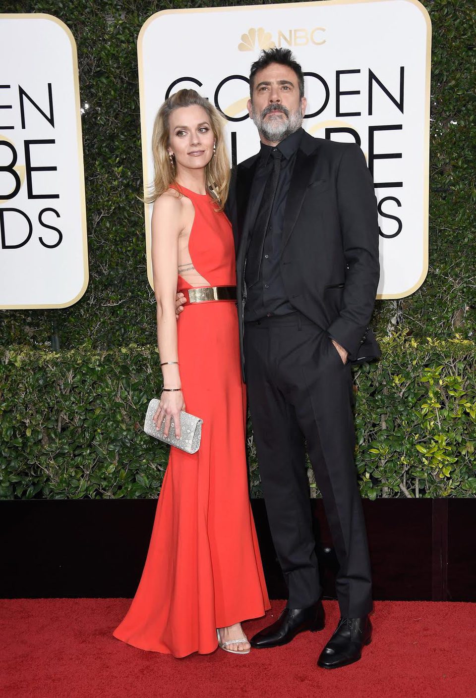 Jeffrey Dean Morgan junto a Hilarie Burton en la alfombra roja de los Globos de Oro 2017