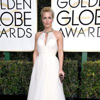 Gillian Anderson en la alfombra roja de los Globos de Oro 2017