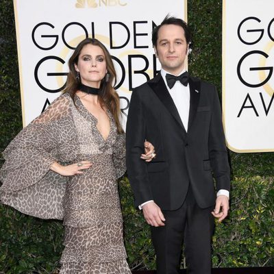 Matthew Rhys y Keri Russell en la alfombra roja de los Globos de Oro 2017