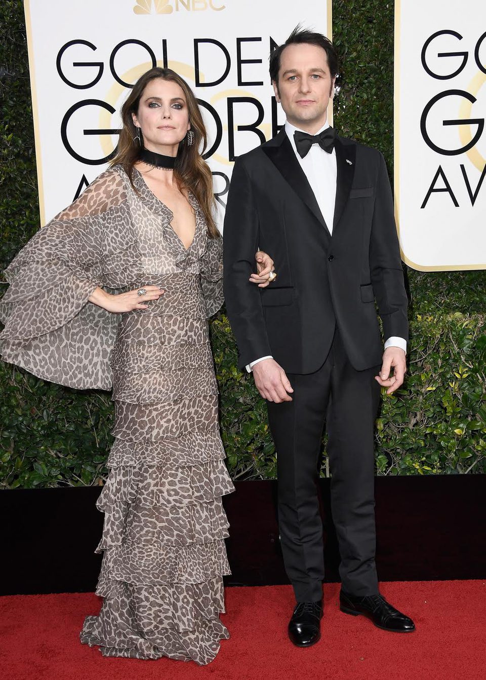 Matthew Rhys y Keri Russell en la alfombra roja de los Globos de Oro 2017