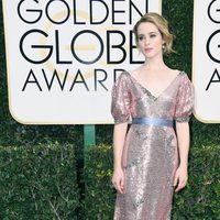 Claire Foy en la alfombra roja de los Globos de Oro 2017