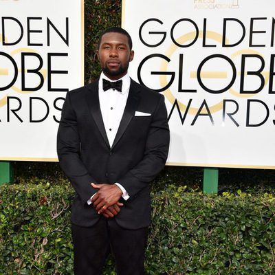 Trevante Rhodes en la alfombra roja de los Globos de Oro 2017