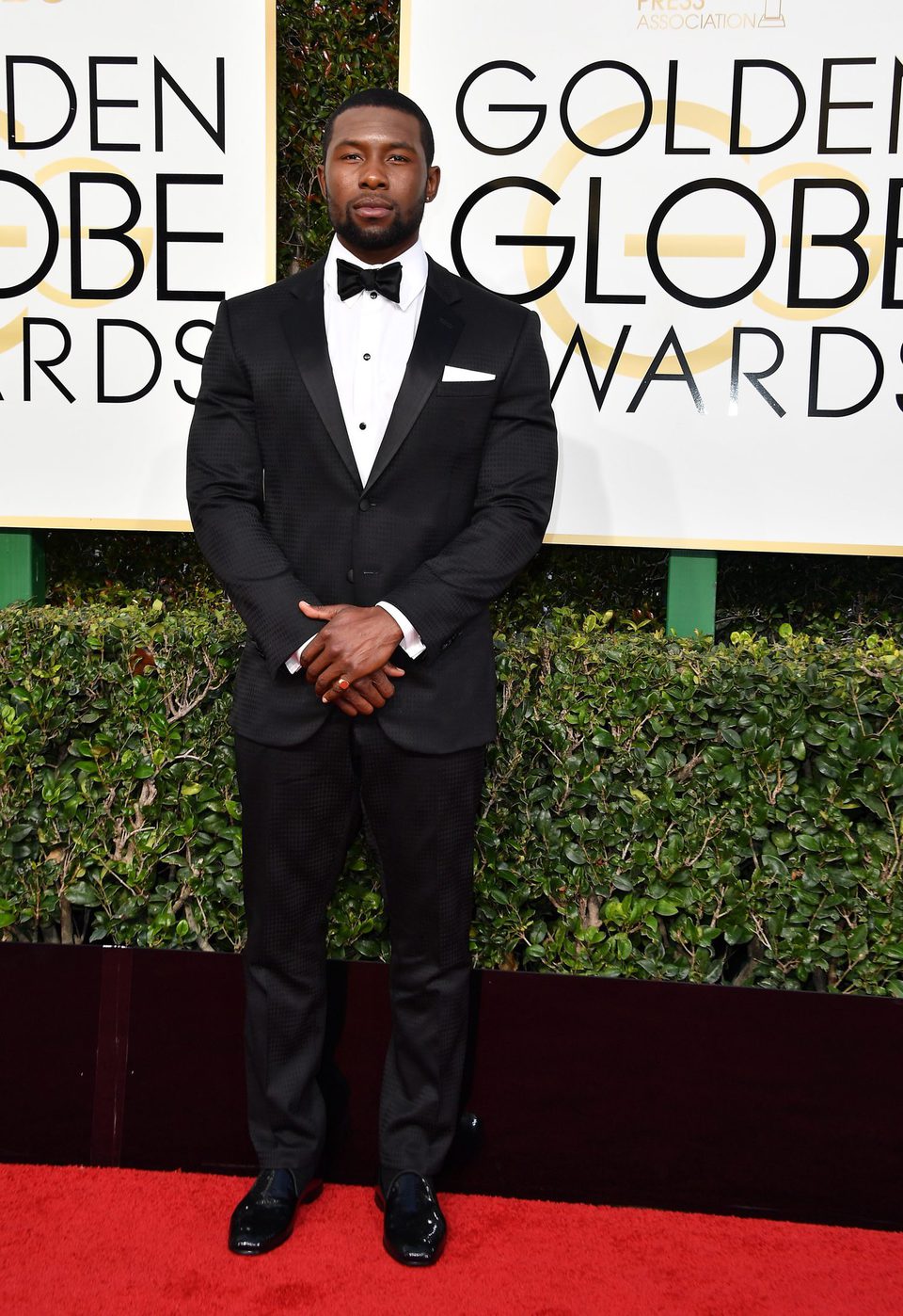 Trevante Rhodes en la alfombra roja de los Globos de Oro 2017