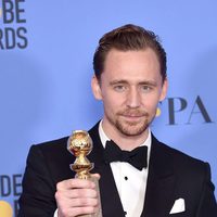 Tom Hiddleston tras la ceremonia de los Globos de Oro 2017