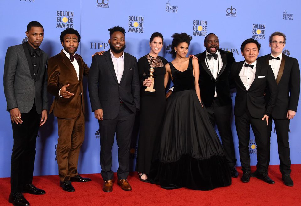 El equipo de 'Atlanta' tras la ceremonia de los Globos de Oro 2017