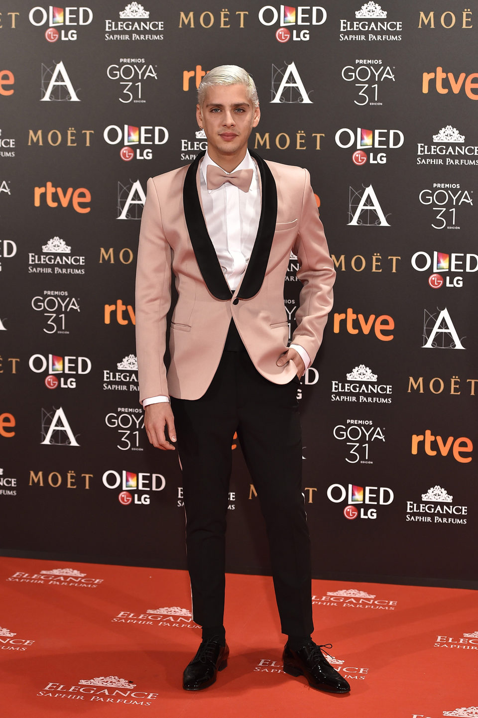 Eduardo Casanova en la alfombra roja de los Goya 2017