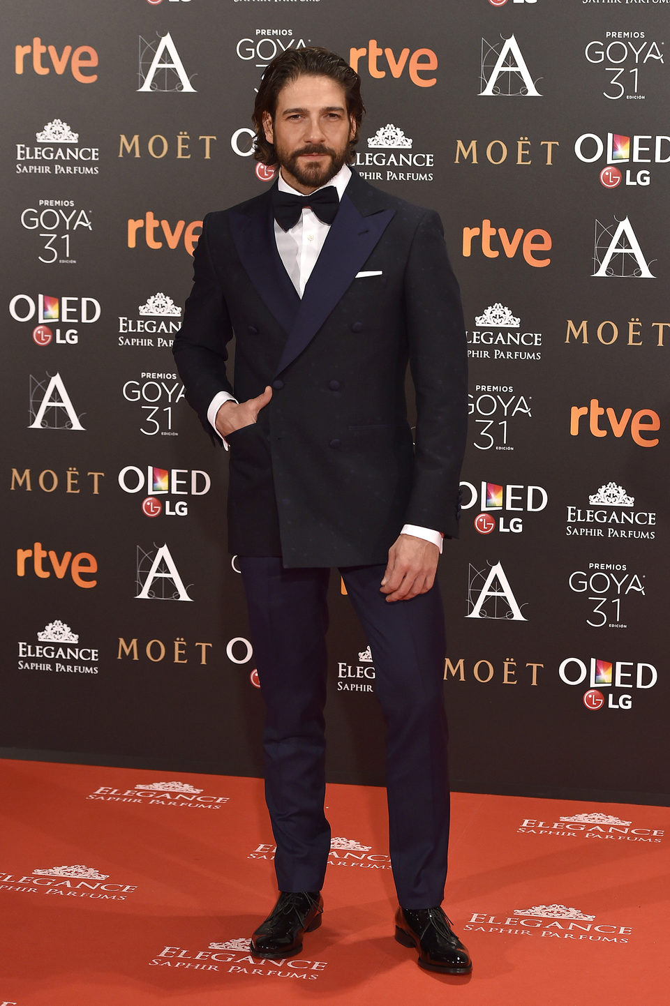 El actor Félix Gómez en la alfombra roja de los Premios Goya 2017