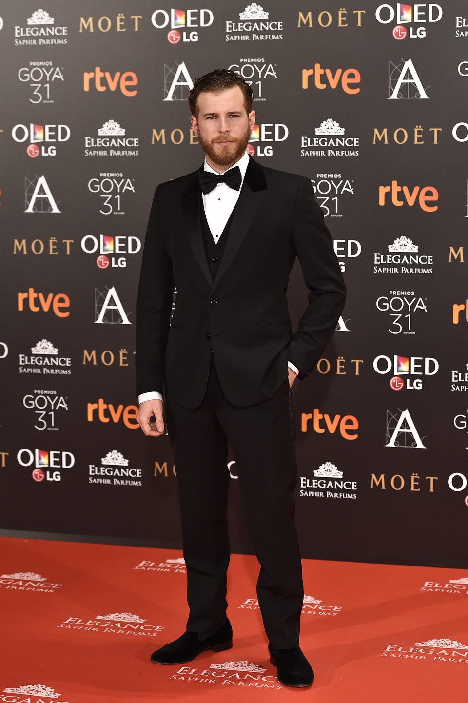 El actor Álvaro Cervantes, actor de '1898. Los últimos de Filipinas, en la alfombra roja de los Premios Goya 2017