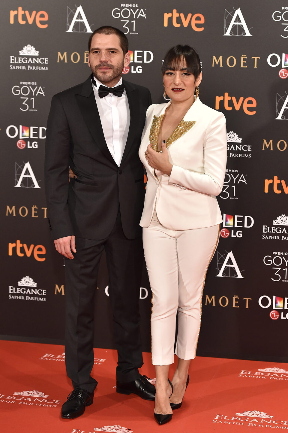 Candela Peña, nominada a Mejor actriz de reparto, con su acompañante en la alfombra roja de los premios Goya 2017