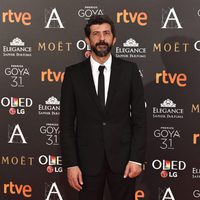 Alberto Rodríguez , el director de 'El hombre de las mil caras', en la alfombra roja de los premios Goya 2017