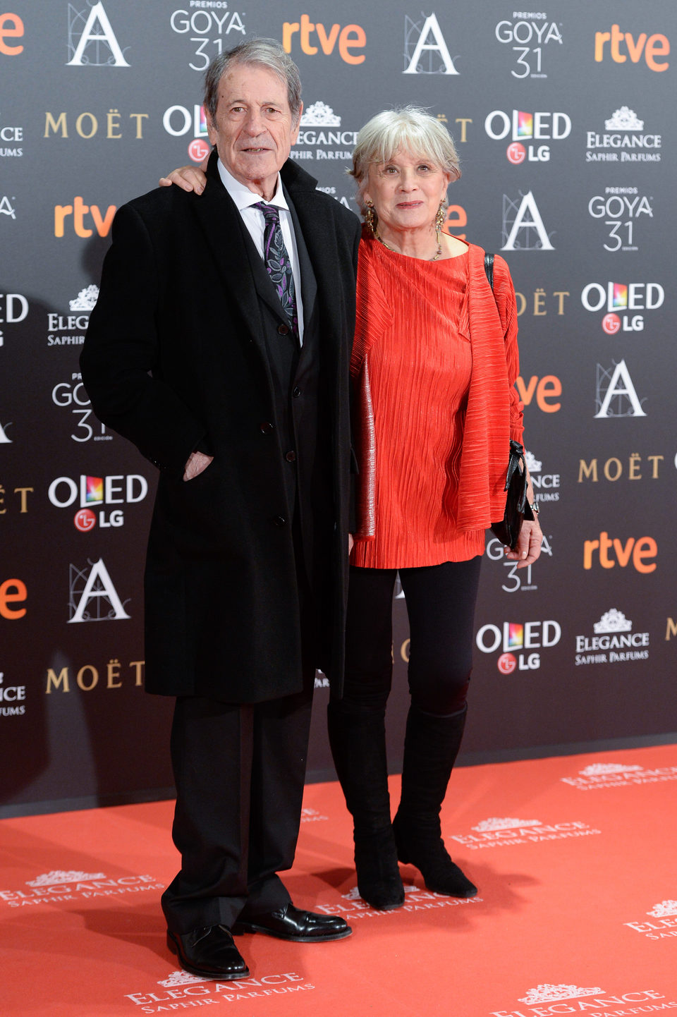 José Manuel Cervino y su acompañante en la alfombra roja de los premios Goya 2017