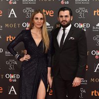 Carola Baleztena y su pareja Emiliano Suárez en  la alfombra roja de los Premios Goya 2017