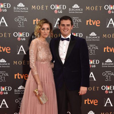 Albert Rivera, el líder del partido político Ciudadanos, con su pareja en la alfombra roja de los Premios Goya 2017