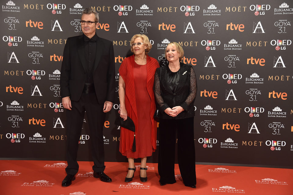 La alcaldesa de Madrid Manuela Carmena junto Yvonne Blake y Mariano Barroso en la alfombra roja de los Premios Goya 2017