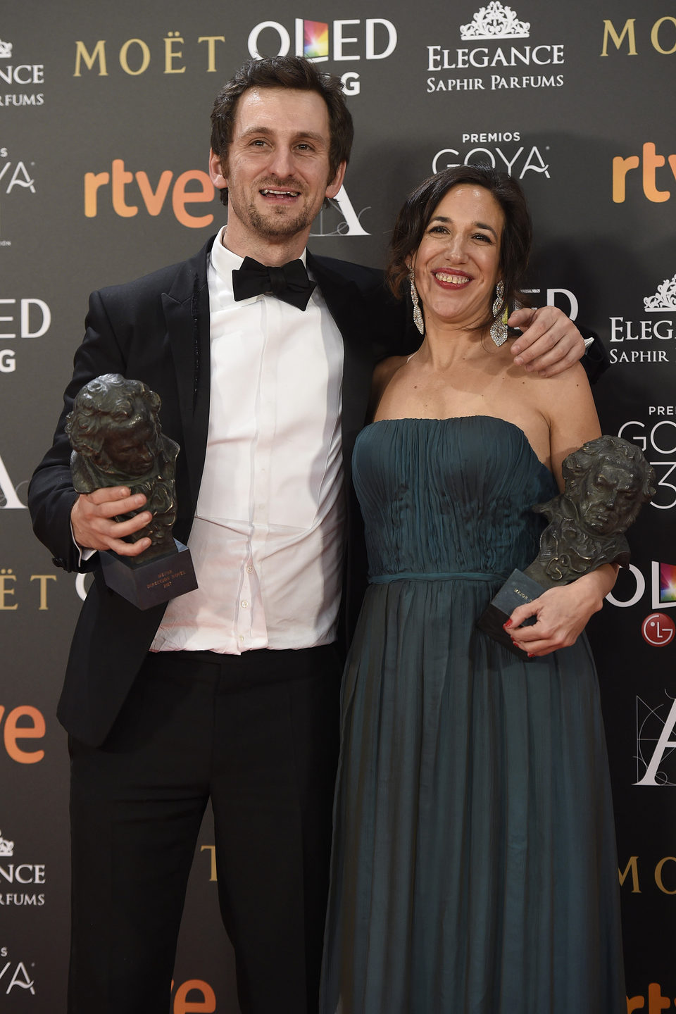 Beatriz Bodegas junto a Raúl Arévalo, ganadora del Goya 2017 a Mejor película