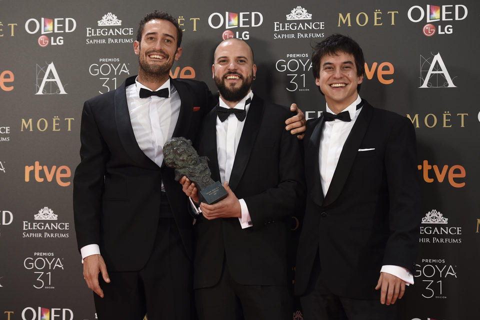 Guillermo Garcia Lopez y el equipo ganador del Goya 2017 a Mejor Película Documental por 'Frágil equilibrio'