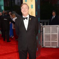 El presentador de los BAFTA 2017, Stephen Fry, en la alfombra roja de los premios británicos