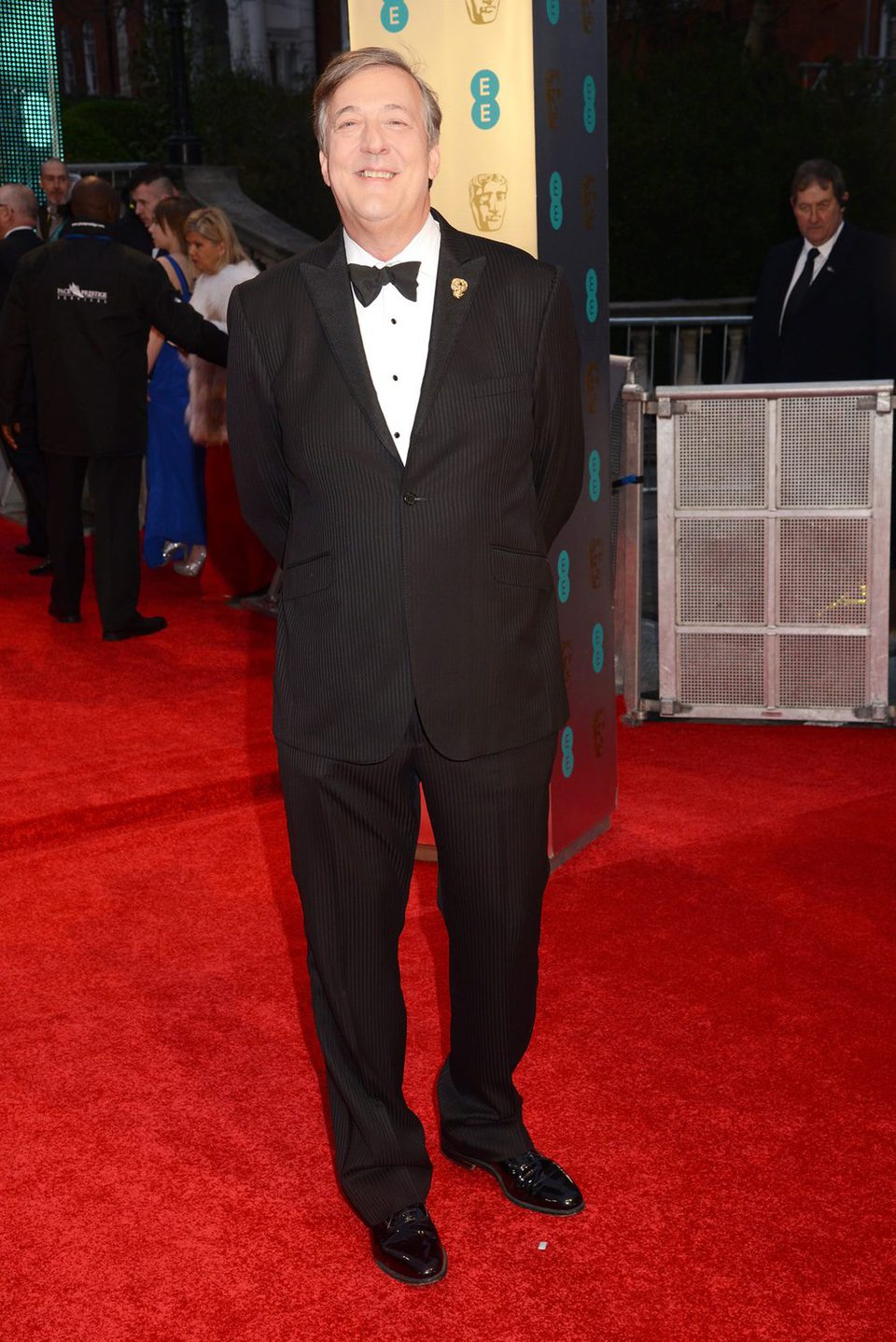 El presentador de los BAFTA 2017, Stephen Fry, en la alfombra roja de los premios británicos