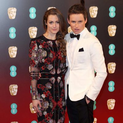 Eddie Redmayne en la alfombra roja de los BAFTA 2017