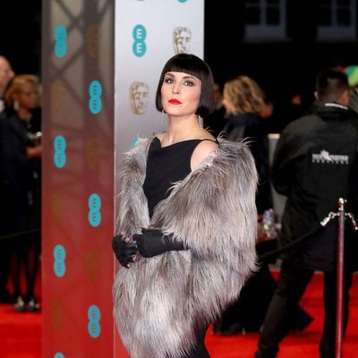 Noomi Rapace de femme fatale en la alfombra roja de los BAFTA 2017