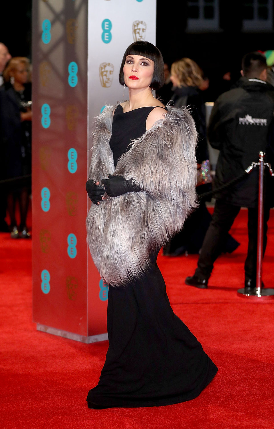 Noomi Rapace de femme fatale en la alfombra roja de los BAFTA 2017