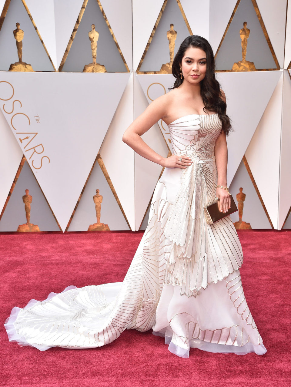 Auli'i Cravalho en la alfombra roja de los Oscar 2017