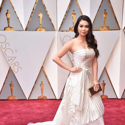 Auli'i Cravalho en la alfombra roja de los Oscar 2017