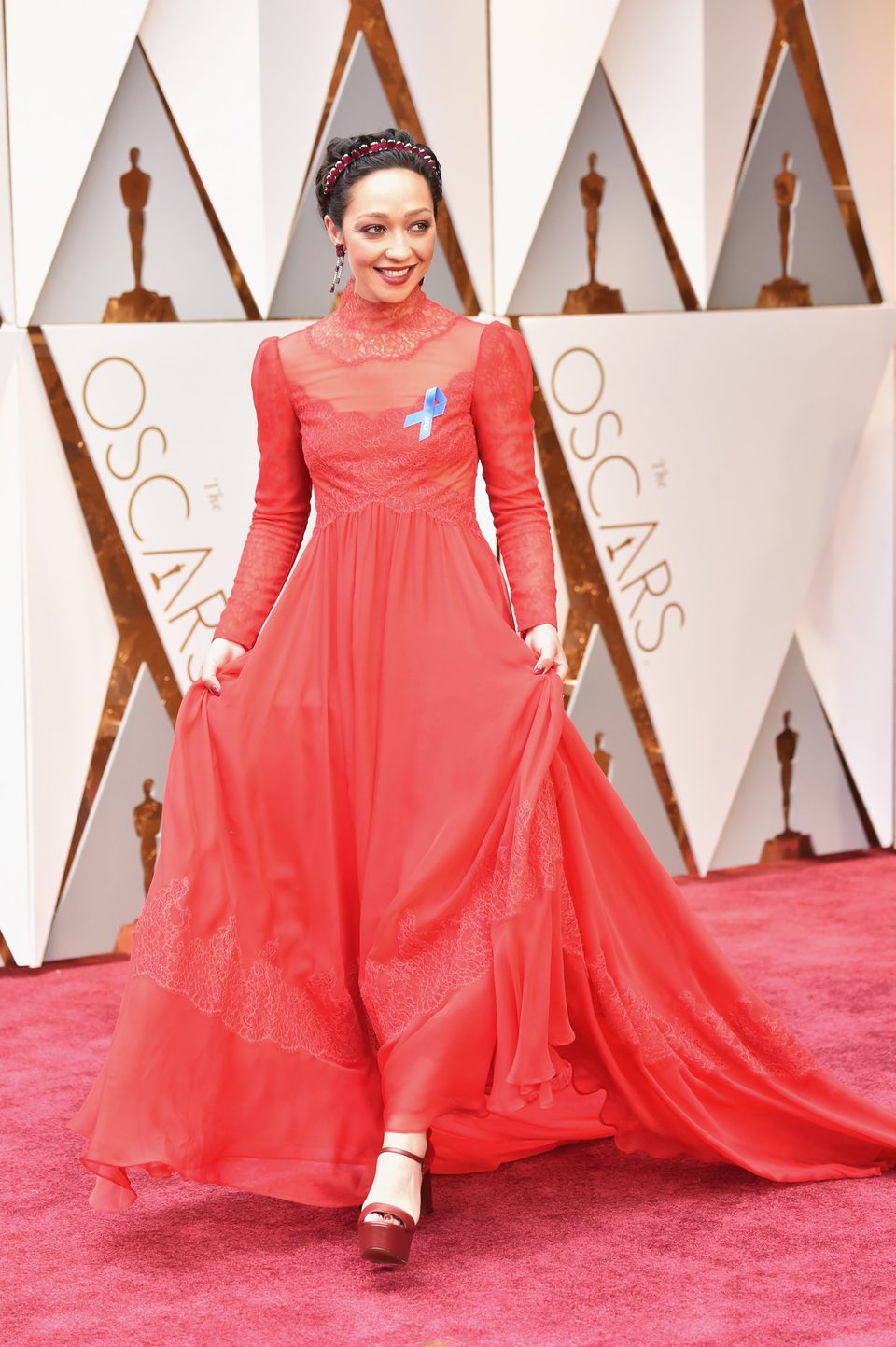 Ruth Negga en la alfombra roja de los Oscar 2017