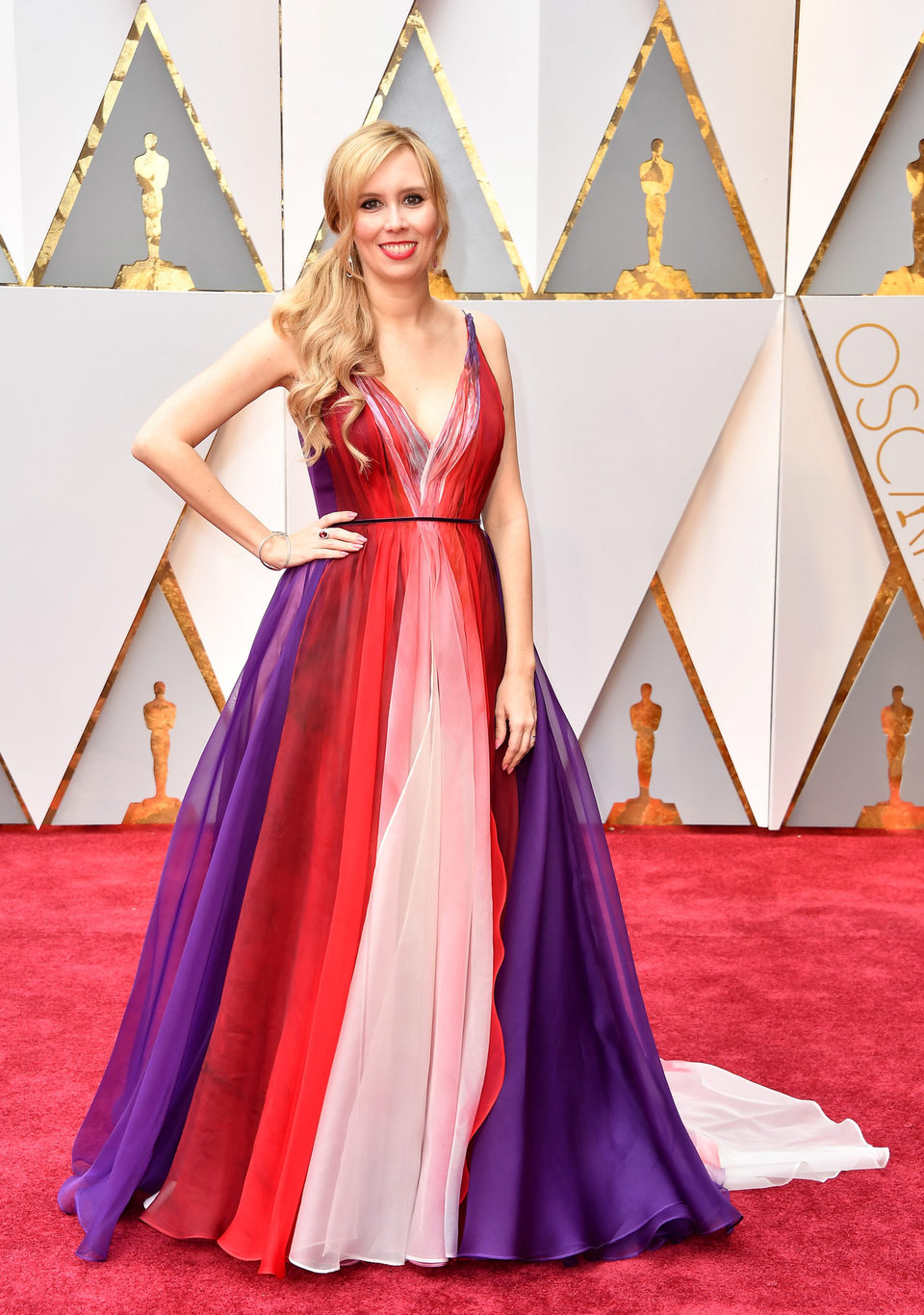 Allison Schroeder en la alfombra roja de los Oscar 2017