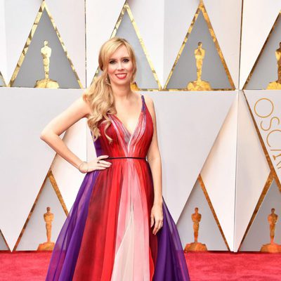 Allison Schroeder en la alfombra roja de los Oscar 2017